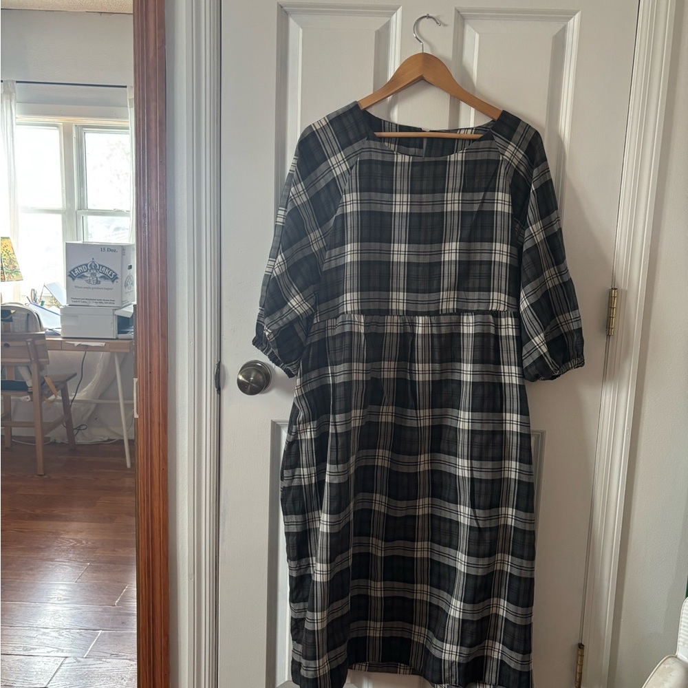 Elegant Black and White Plaid Long Sleeve Dress